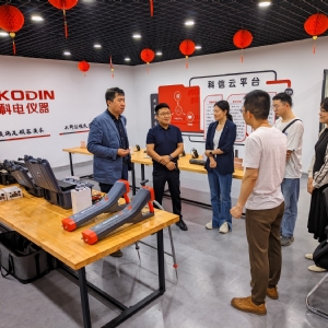 成都達晟科技有限公司鄒總一行來科電儀器參觀交流